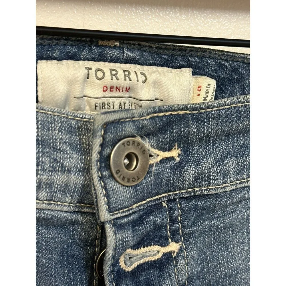Torrid Womens Blue Flat Front Button Fly First‎ At Fit Ripped Denim Shorts Sz 18